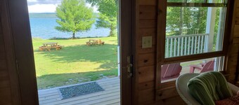 Sunrise Bay Cottages: Rustic elegance for 32 people in 5 luxury cottages.