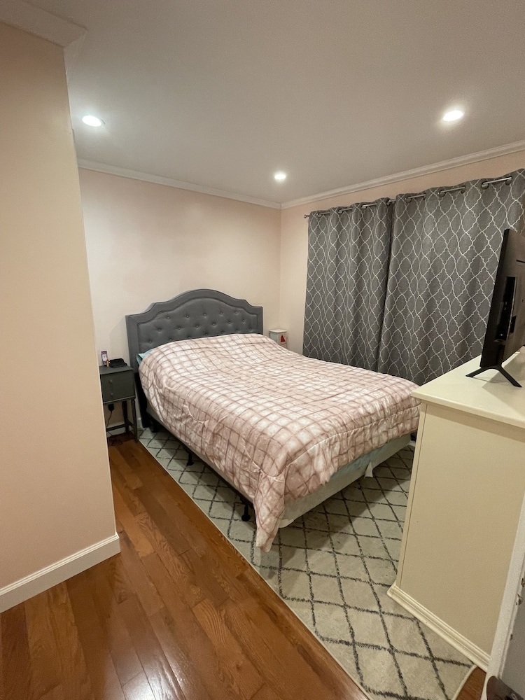 Cozy beach cottage that is walking distance to Hawks Nest Beach. Old