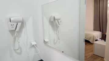 Chambre avec lits jumeaux, 2 lits une place | Salle de bain