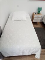 Minibar, escritorio, wifi gratis y ropa de cama 