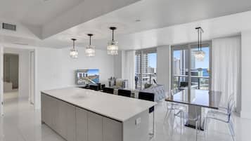 Full-size fridge, microwave, oven, dishwasher