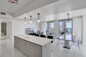 Großer Kühlschrank, Mikrowelle, Ofen, Geschirrspüler