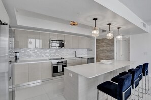 Großer Kühlschrank, Mikrowelle, Ofen, Geschirrspüler