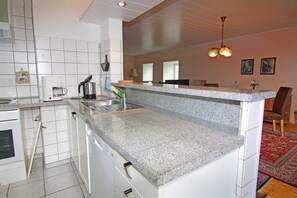 Fridge, microwave, oven, stovetop - Ferienwohnung im Gutshaus Schulenbrook (Metelsdorf)