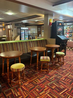 Bar (trong khuôn viên)