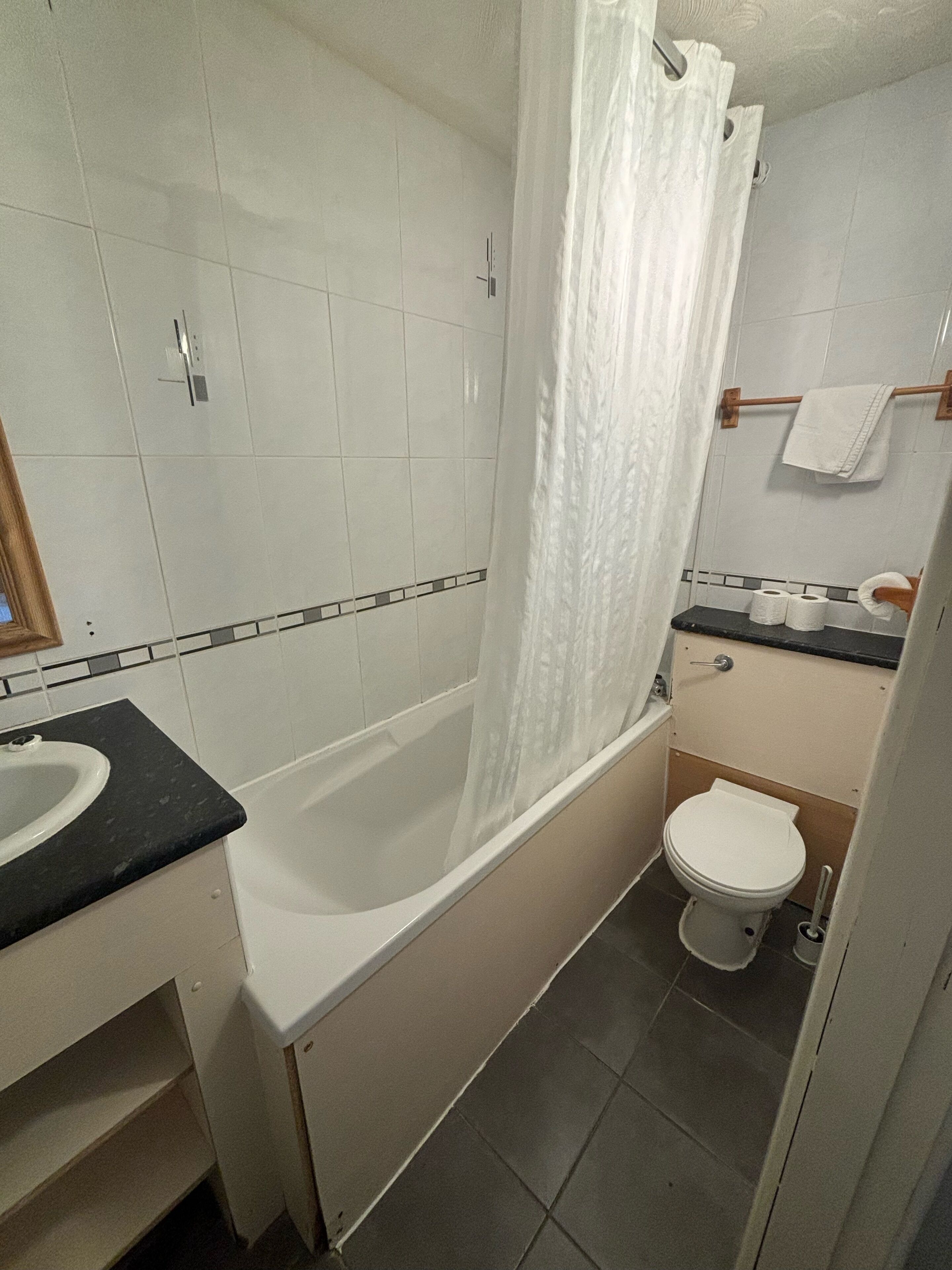 Un baño con bañera, inodoro y lavabo.