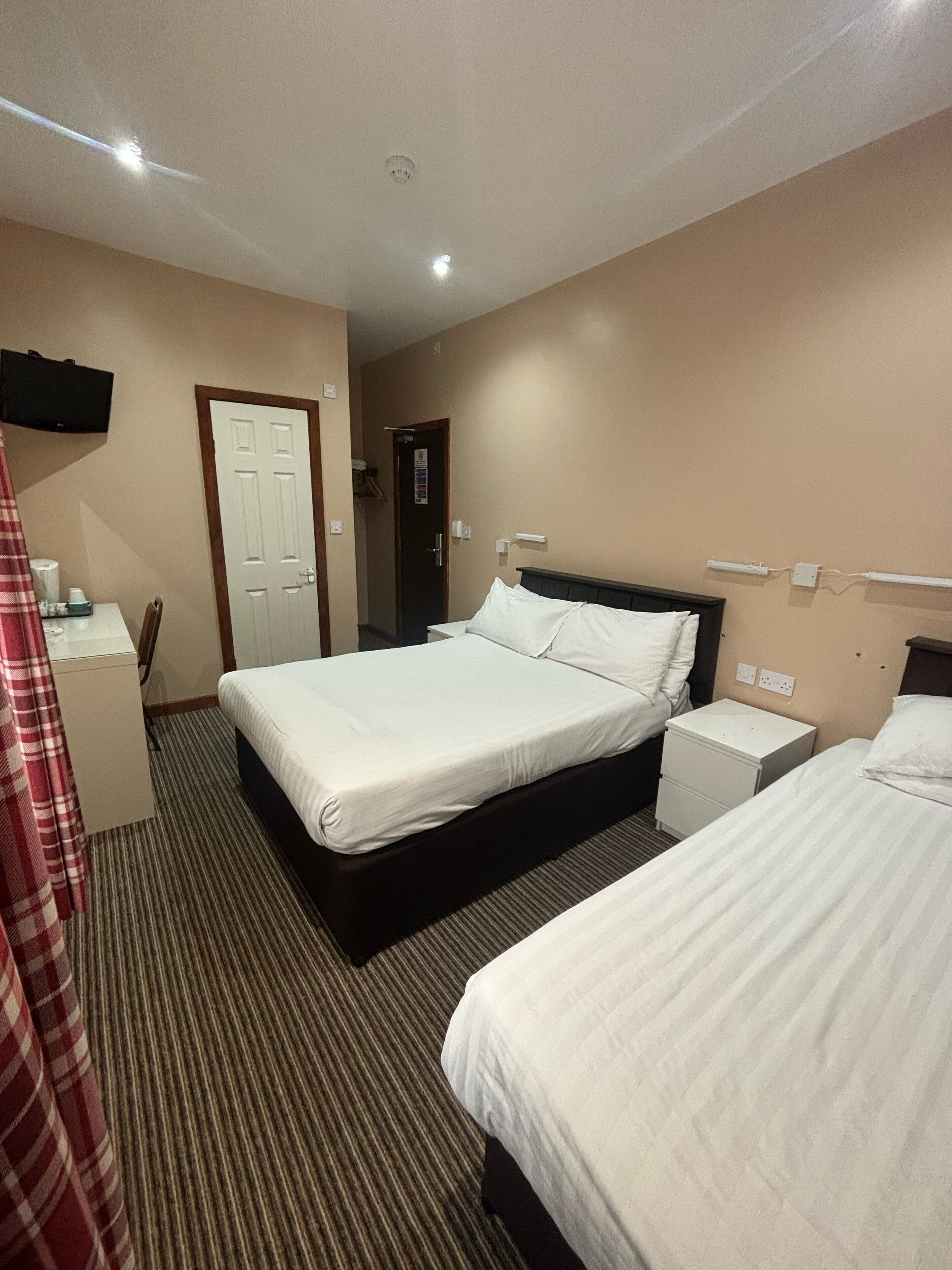 Habitació triple familiar | Escriptori, espai de treball apte per a portàtils i wifi gratuïta 