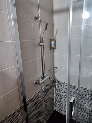 Handtücher, Seife, Shampoo, Toilettenpapier