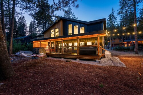 Luxury Tahoe Retreat | King Suite, Hot Tub, Games, Near Trails, Lake & Beach