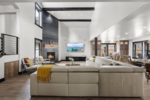 Una Smart TV, una chimenea, videojuegos, un futbolín
