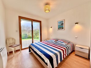 4 slaapkamers, een bureau, een strijkplank/strijkijzer, reisbedje