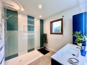 Douche, sèche-cheveux, serviettes fournies, papier toilette