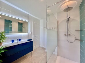 Dusche, Haartrockner, Handtücher, Toilettenpapier