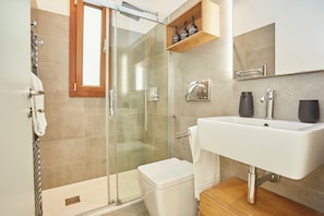 Dusche, Haartrockner, Bidet, Handtücher