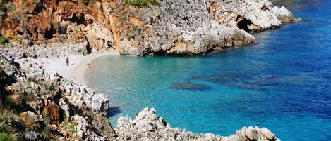 Chaises longues, serviettes de plage