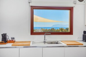 Fridge, oven, stovetop, dishwasher - Beautiful cliff-top house for 8 people with pool, garden and near the sea (Scopello)
