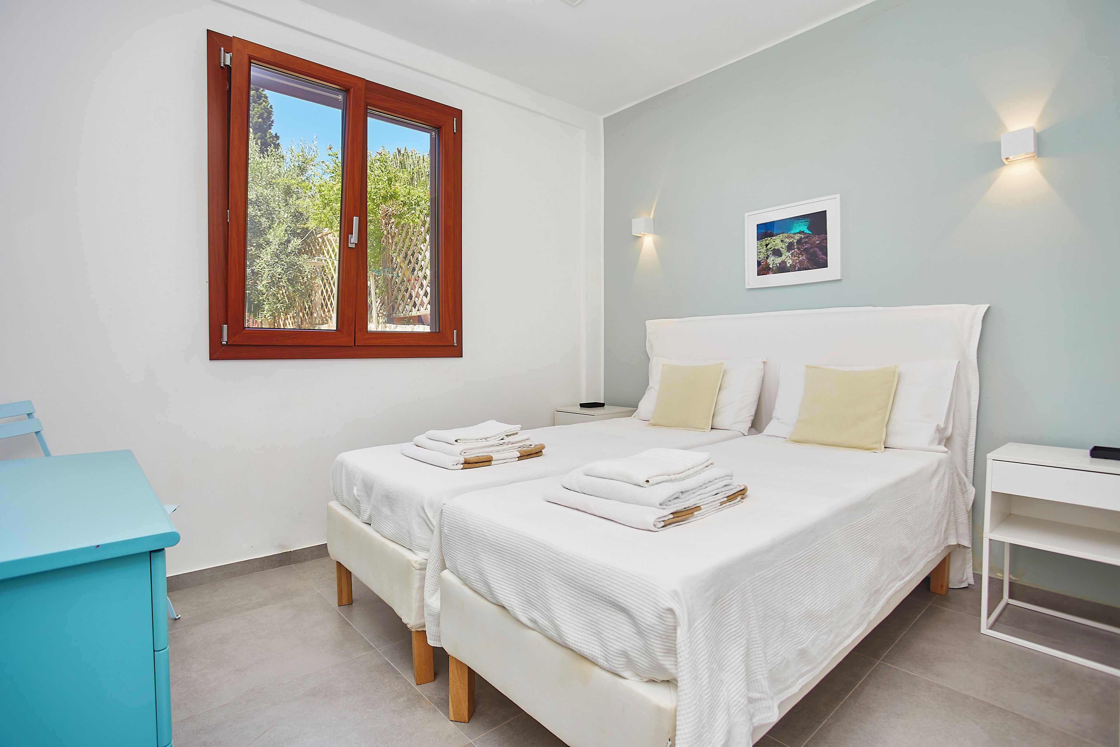 Ein Schlafzimmer mit einem Bett, einem Schreibtisch und einem Fenster.