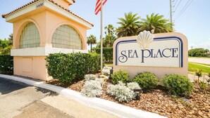 Un edificio con un cartel que dice "SEA PLACE" y una bandera estadounidense.