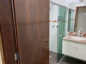Shower, toilet paper - Sobrado Tranquilo, rua Silenciosa (Jardim São Paulo São Paulo)