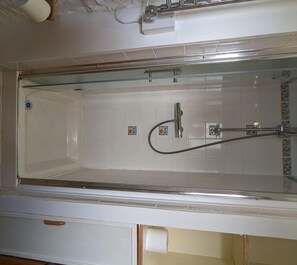 Cottage | Bathroom | Shower, hair dryer, towels