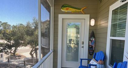10 min walk to the gulf.
Indoor heated pool Tiki Bar live entertainment nightly