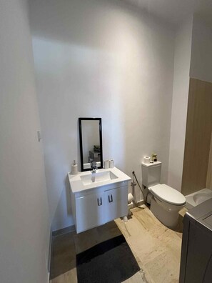 Een haardroger, handdoeken, zeep, toiletpapier