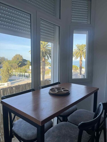 NOUVEAU: Maison avec vue sur la mer à 2 min à pied de la plage.