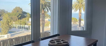 NOUVEAU: Maison avec vue sur la mer à 2 min à pied de la plage.