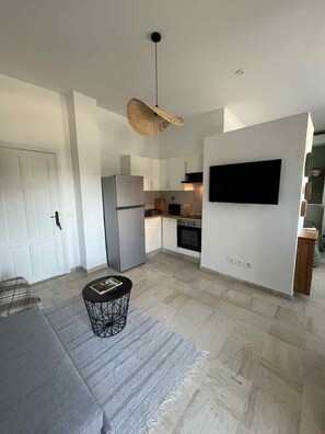 Een koelkast, een microgolfoven, een oven, een kookplaat