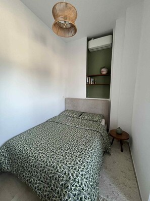 1 slaapkamer, een strijkplank/strijkijzer, wifi, beddengoed