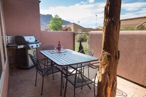 Outdoor dining - The Howling Coyote - Moab's Adventure Basecamp (Moab)
