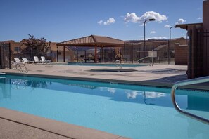 Outdoor pool - The Howling Coyote - Moab's Adventure Basecamp (Moab)