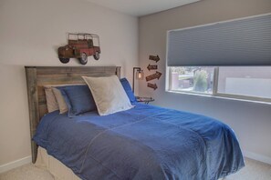 3 bedrooms, iron/ironing board, free WiFi, bed sheets - The Howling Coyote - Moab's Adventure Basecamp (Moab)