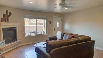 Smart TV, caminetto, lettore DVD, videoteca