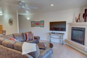 Smart TV, fireplace, DVD player, video library - The Howling Coyote - Moab's Adventure Basecamp (Moab)