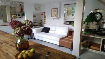 Books, music library, stereo