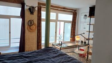 2 slaapkamers, een bureau, een strijkplank/strijkijzer, reisbedje