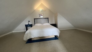 2 bedrooms, WiFi, bed sheets - Hardy's Parlee Beach Chalet #13 (Shediac)
