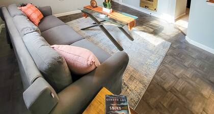 Cute, cozy, 1b1b apartment above a garage near Hendricks North