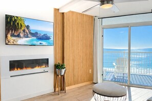 Smart TV, fireplace