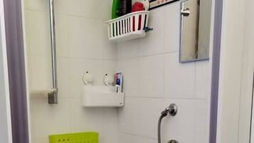 Dusche, Haartrockner, Bidet, Handtücher