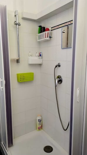 Dusche, Haartrockner, Bidet, Handtücher