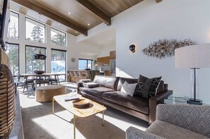 TV connectée, cheminée, livres