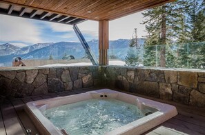 Outdoor spa tub - The Altis Ski House on the Slopes (Mammoth Lakes)