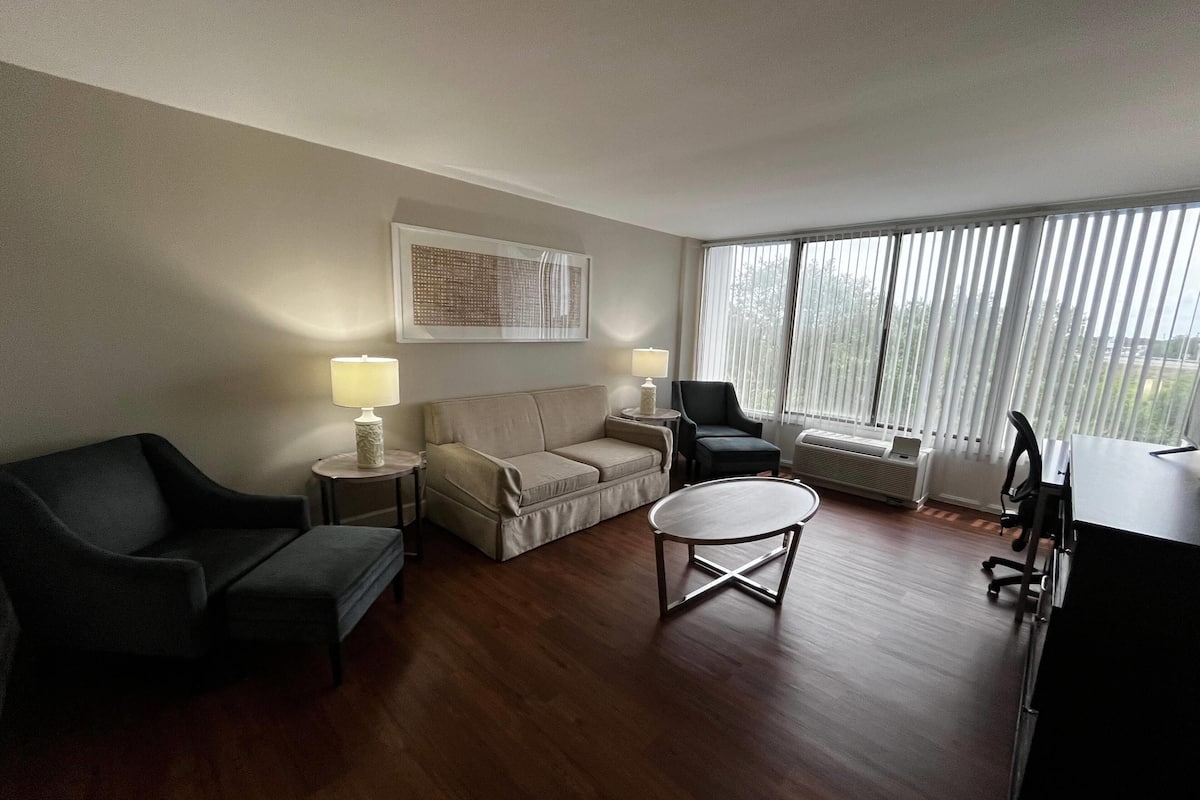 Room, 1 King Bed, Non Smoking (High Floor, West View) | Free WiFi, bed sheets