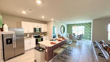 KĂŒhlschrank, Mikrowelle, Ofen, Herdplatte