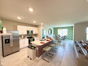 Kjøleskap, mikrobølgeovn, ovn og kokeplater