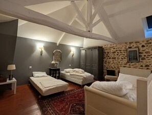 5 Schlafzimmer, Bügeleisen/Bügelbrett