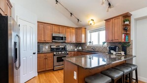 House | 6 bedrooms - Stunning Views 6BR w Movie Room Hot tub (Sandy)