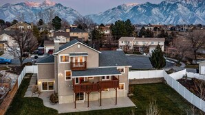 House | 6 bedrooms - Stunning Views 6BR w Movie Room Hot tub (Sandy)